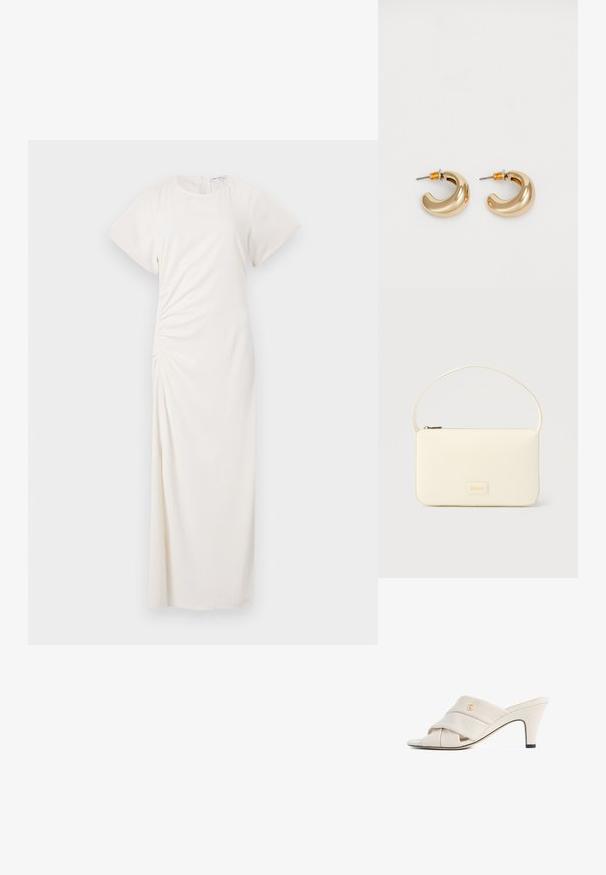 Vestido blanco con mangas cortas, escote redondeado y detalle de fruncido lateral; tejido suave con una silueta de largo hasta el suelo.; Mules de tacón alto beige con diseño de tira de cuero torcida, punta abierta y detalle de logotipo en relieve. El tacón tiene un detalle en punta negra.; Bolso rectangular color crema con una sola correa y cremallera superior, con una pequeña placa de logotipo en relieve en el frente.; Dos pendientes de aro dorados brillantes en un diseño curvado, con acentos naranjas cerca del poste, sobre un fondo blanco liso.
