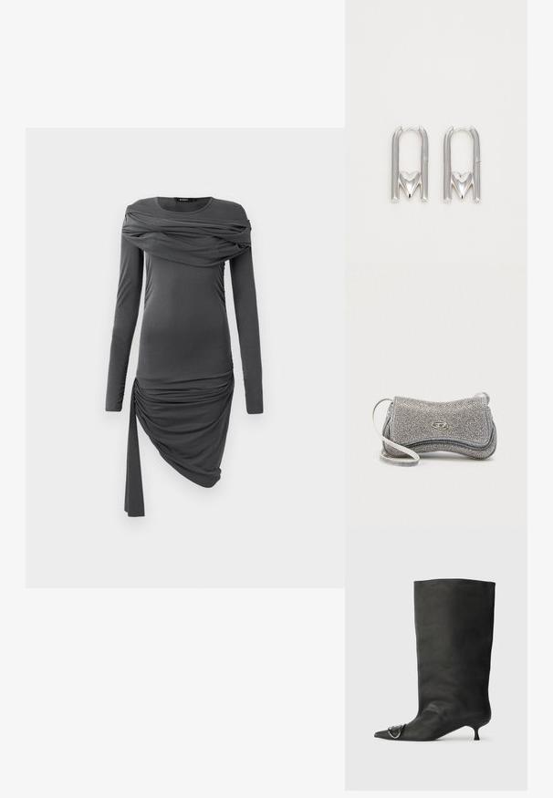 Vestido ajustado de manga larga en gris oscuro con tela drapeada en el pecho y falda asimétrica con frunces y una cinta colgante en un lado.; Bota de cuero negra hasta el tobillo con punta afilada, tacón pequeño y detalle metálico en la punta. Textura suave y mate en toda la superficie.; Bolso de mano plateado hecho de material texturizado, con un diseño curvo, una correa delgada blanca y un detalle de logo metálico en el frente.; Pendientes de metal plateado con forma de U y un acento en forma de corazón en la base, textura suave y acabado pulido.