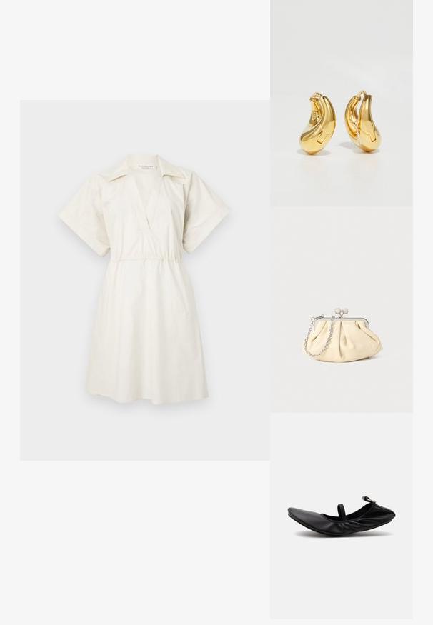 Weißes Kurzarmkleid mit V-Ausschnitt und geraffter Taille, aus leichtem Stoff, mit lockerem Schnitt und minimalen Details.; Schwarzer gefalteter Leder-Ballettflachschuh mit einem einzelnen Riemen und silberner Schnalle auf einfarbig hellem Hintergrund.; Faltige beigefarbene Ledertasche mit einem silbernen Metallrahmen, ausgestattet mit zwei runden dekorativen Verschlüssen und einem silbernen Kettenriemen.; Goldene Creolen mit einer glatten, geschwungenen Form und polierter Oberfläche. Mit einem Verschlussmechanismus und leichten Einkerbungen für Details.