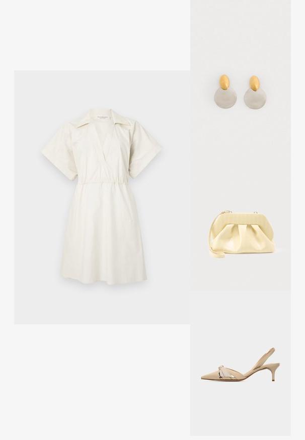 Weißes Kurzarmkleid mit V-Ausschnitt und geraffter Taille, aus leichtem Stoff, mit lockerem Schnitt und minimalen Details.; Beiger Slingback-Kitten-Heel mit spitzer Zehenpartie, dekorativem Knotendetail am Obermaterial und niedrigem, schlankem Absatz.; Beige-farbene Leder-Clutch mit einem festen oberen Rahmen und einem Handgelenkriemen, präsentiert vor einem schlichten hellen Hintergrund.; Ohrringe aus Gold und Silber mit einer runden Diskusbasis und einem ovalen Oberteil, glatte Textur und polierte Oberfläche.