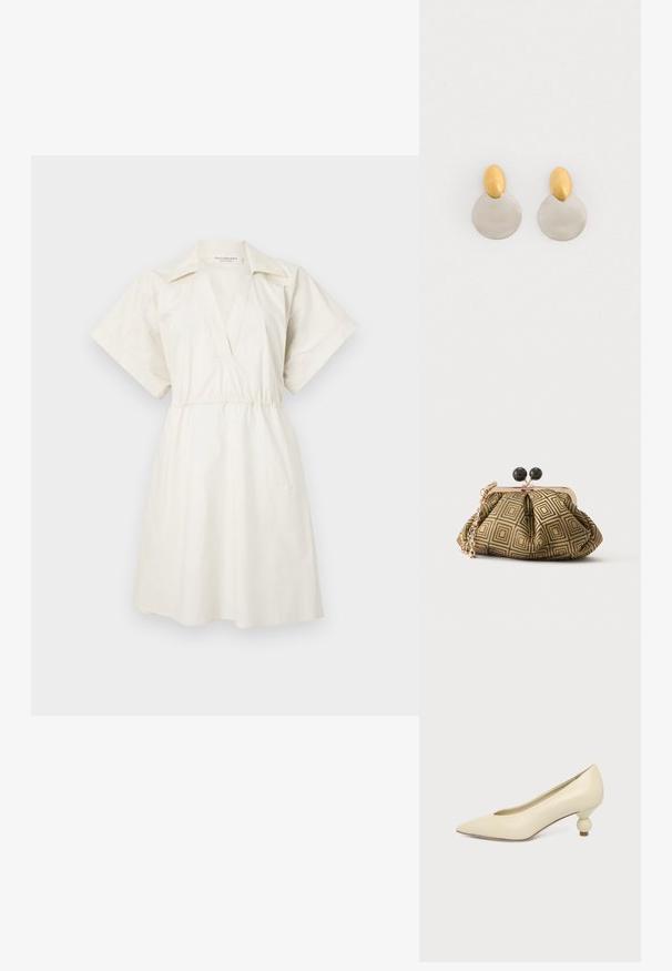 Weißes Kurzarmkleid mit V-Ausschnitt und geraffter Taille, aus leichtem Stoff, mit lockerem Schnitt und minimalen Details.; Damenpumps in cremefarben mit spitz zulaufender Schuhspitze und niedrigem, kugelförmigem Absatz vor einfarbigem Hintergrund.; Kleine Clutch mit goldenem und schwarzem geometrischem Muster, goldfarbenem Metallrahmen, schwarzem Kugelverschluss und kurzem goldfarbenem Kettenriemen.; Ohrringe aus Gold und Silber mit einer runden Diskusbasis und einem ovalen Oberteil, glatte Textur und polierte Oberfläche.