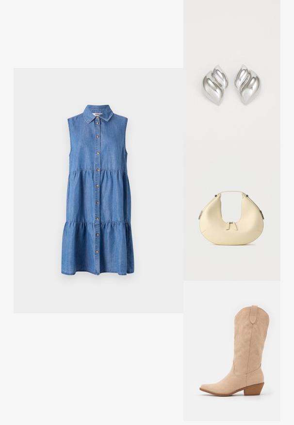 Denim ærmeløs kjole med knaplukning foran, flerlagede flæser i skørterne, spidse krave og en lys blå farve.; Beige ruskind cowboy støvler med spids tå og en let tekstureret silhuet. Har dekorativ syning og en lav stablet hæl.; Beige håndtaske i halvmåneform med dobbelt lynlåslukning og kort håndtag, udstyret med sølvfarvede hardware-detaljer på siderne.; Sølvøreringe med en organisk, abstrakt form. Glat, skinnende overflade med et tilspidset design. Har subtile kurver og en centrallinje detalje.