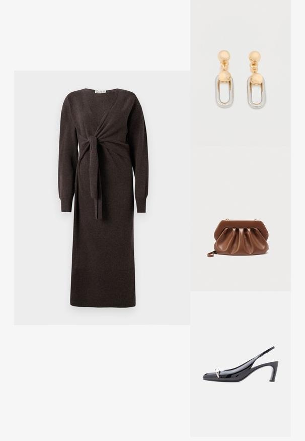 Bruine gebreide jurk met lange mouwen, een wikkeldesign met een voorknoop en ribgebreide manchetten, die tot halverwege het onderbeen reikt.; Zwarte slingback pumps van lakleer met puntige neus en zilverkleurige decoratieve versiering aan de voorkant.; Bruin leren clutch met geplooid ontwerp en gestructureerd bovenframe, voorzien van een klein polsbandje en gouden sluitingsdetails.; Gouden en zilveren oorbellen met een bolvormige bovenzijde en een langwerpig, ovaalvormig hangend element met een glanzende afwerking.