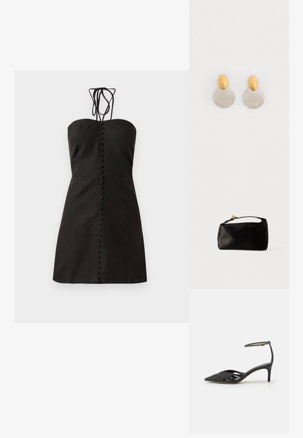 Μαύρο, strapless φόρεμα φτιαγμένο από υφασμάτινο υλικό με ίσια γραμμή. Διαθέτει κλείσιμο μπροστά με στρογγυλά κουμπιά και ρυθμιζόμενα κορδόνια στον λαιμό.; Μαύρο δερμάτινο ψηλοτάκουνο παπούτσι με μυτερή μύτη, ανοιχτές πλευρές και λεπτό λουράκι στον αστράγαλο που διαθέτει μια μικρή χρυσή λεπτομέρεια.; Μαύρη σατέν τσάντα με στρογγυλό σχήμα, χειρολαβή στην κορυφή και χρυσό κούμπωμα. Λείο υλικό με μινιμαλιστικό σχέδιο.; Χρυσά και ασημένια σκουλαρίκια από μέταλλο, με στρογγυλή βάση δίσκου και οβάλ κομμάτι στην κορυφή, λεία υφή και γυαλιστερή φινίρισμα.