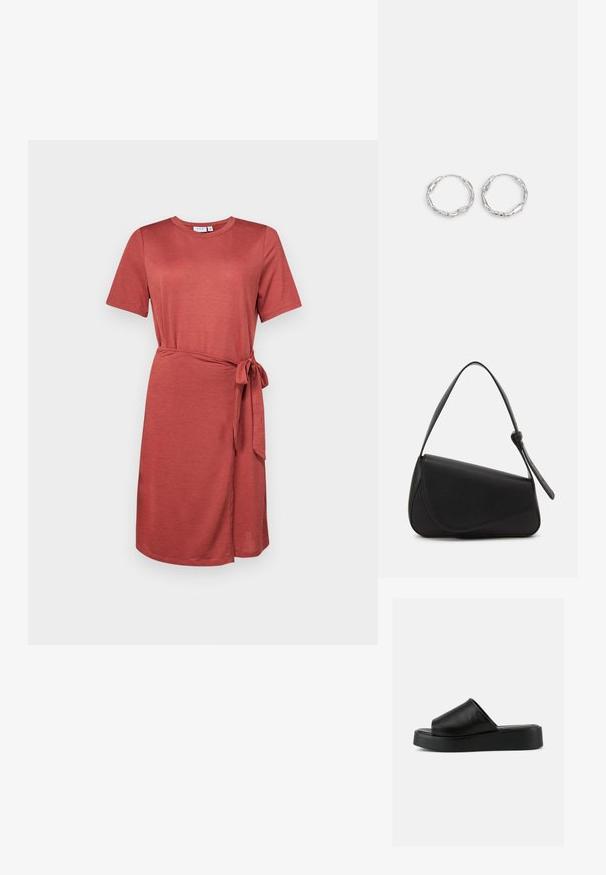 Ein rostfarbendes Kleid aus weichem Stoff, mit kurzen Ärmeln, einem runden Ausschnitt, einem Gürtel in der Taille und einem knielangen Design.; Schwarzer Slip-On Plateau-Sandale mit breitem Lederobermaterial und dicker Sohle, seitlich auf grauem Hintergrund gezeigt.; Schwarze Lederhandtasche mit dreieckiger Form, schrägem Klappdeckel und rundem Oberhandgriff. Verfügt über eine glatte Textur und minimalistische Designdetails.; Silberne Creolen mit einer welligen, unregelmäßigen Textur. Besitzen eine dünne, kreisförmige Form und eine reflektierende Oberfläche.