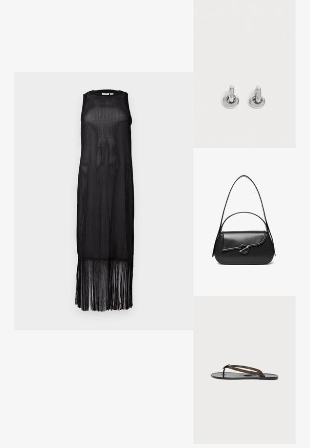 Vestido negro sin mangas hecho de tela de malla transparente, con un corte recto y un dobladillo con flecos que añade movimiento al diseño.; Sandalia plana tipo flip-flop negra y brillante con tiras finas que cruzan sobre el pie y una sujeción entre los dedos, sobre un fondo claro y liso.; Bolso de hombro de cuero negro con una solapa curva asegurada por un broche metálico redondo y una correa delgada y ajustable.; Par de pequeños pendientes de aro plateados brillantes con base redonda, exhibidos sobre un fondo claro y liso.