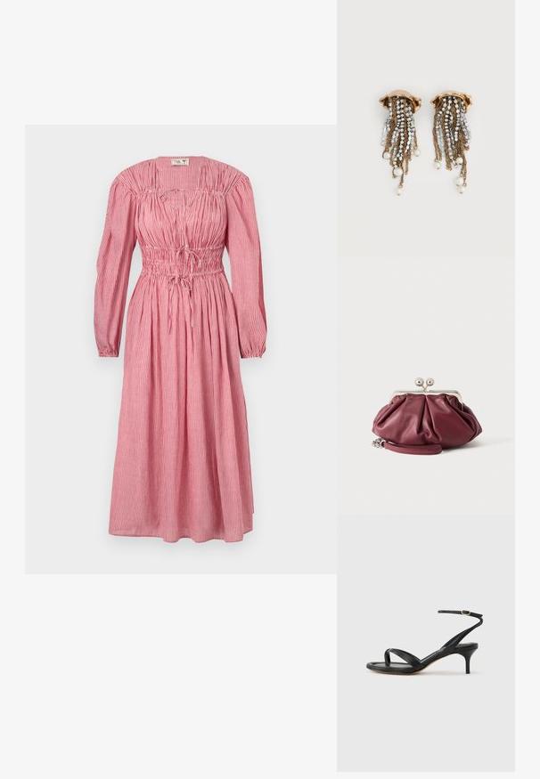 Gestreiftes Midi-Kleid in Rot und Weiß mit langen Ärmeln, gerafftem Oberteil und verstellbarem Bindegürtel in der Taille. Weicher Stoff mit strukturiertem Finish.; Schwarze Ledersandale für Damen mit dünnen Riemchen, einer Zehenlasche, einer Knöchelschnalle und einem mittelhohen Stöckelabsatz vor neutralem Hintergrund.; Kleine bordeauxrote Leder-Clutch mit silbernem Metallverschluss und Handgelenksriemen auf weißem Hintergrund.; Goldfarbene Clip-Ohrringe mit herabfließenden Strassketten und hängenden weißen Perlen auf weißem Hintergrund.
