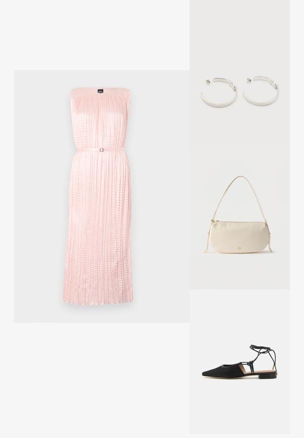 Faltendes, trägerloses Kleid aus zartem rosa Stoff mit eng anliegendem Oberteil und einem silberne Schnalle im Taillenbereich. Glattes, fließendes Rockdesign.; Schwarze flache Schuhe mit einer spitzen Zehe, strukturiertem Obermaterial, Knöchelbindern und einem niedrigen Blockabsatz. Das Material weist ein dezentes Muster auf.; Klein cremefarbene Schultertasche mit einem einzelnen Riemen, Reißverschluss und dezentem goldfarbenem Markenlogo auf der Vorderseite.; Ohrstecker in Silberoptik, halbkreisförmig mit geriffelter Textur und Steckverschlüssen, auf weißem Hintergrund.