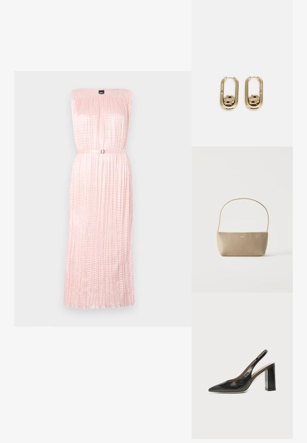 Plissé strapless jurk van zachtroze stof met een aansluitende top en een zilverkleurige gespriem aan de taille. Soepele, vloeiende rok.; Zwarte leren slingback schoen met spits toelopend neusje, hoge blokhak en beige binnenvoering tegen een effen lichte achtergrond.; Beige geweven handtas met dunne schouderriem en klein gouden "BOSS" logo aan de voorkant, getoond tegen een effen witte achtergrond.; BOSS DOUBLE B SWING - Oorbellen - gold-coloured
