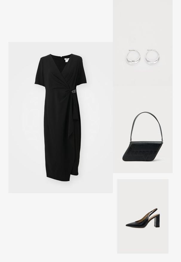 Musta mekko lyhyillä hihoilla, kietaisumuotoilu ja laskostettu etuosa. Vartalon kohdalla koristeellinen metallinen yksityiskohta. Suora kangas rakenne.; Musta nahkainen naisten slingback-kenkä, jossa on kärkiosa ja korkea palikkakorko vaalealla taustalla.; Musta nahkainen olkalaukku, jonka muoto on kolmionmuotoinen, siinä on kohokuvioitu logo ja yksi säädettävä hihna. Minimalistinen muotoilu ja sileä pinta.; Hope hopea, joissa on kiiltävä pinta ja DKNY-brändäys, aseteltuna yksinkertaista valkoista taustaa vasten.