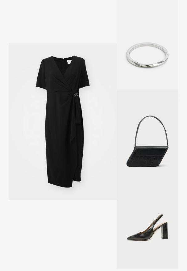 Sort kjole med korte ærmer, en omslagsdesign og draperet front. Har en dekorativ metalaccent på taljen. Glat stoftekstur.; Sort læder peep-toe slingback sko med høj blokhæl og beige indvendig foring mod en ensfarvet lys baggrund.; Sort skuldertaske i læder med trekantet form, præget logo og en enkelt justerbar rem. Minimalistisk design med glat tekstur.; Stålmetalarmbånd med en glat, skinnende overflade og flade kanter. Har et åbent cirkulært design med en subtil låse detalje.