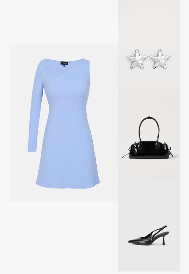 Lichtblauwe jurk met één lange mouw, aangesloten lijfje en uitlopende rok. Gemaakt van een gladde stof met een subtiele glans en diagonale naaddetails.; Zwarte leren slingback hoge hak schoenen met puntige neus en slanke hak op een witte achtergrond.; Kleine zwarte glanzende handtas met twee lange hengsels en zijkant trekkoord details op een effen lichte achtergrond.; Zilveren stervormige oorbellen met een gepolijste, glanzende afwerking. Elke oorbel heeft vijf punten en subtiele textuurdetails op het oppervlak.