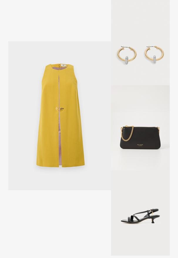 Gelbes ärmelloses Kleid mit geradem Schnitt, Reißverschluss vorne und goldenen Hardware-Details, das ein inneres lila Futter hat.; Schwarze Ledersandale mit niedrigem Kittenabsatz, Knöchelschnalle und kleinem goldfarbenem Anhänger vor einfachem hellem Hintergrund.; Schwarze Leder-Clutch mit einer goldenen Kettenriemen. Verfügt über einen Reißverschluss und den eingeprägten Markennamen in Gold auf der Vorderseite. Glatte Textur, rechteckige Form.; Paar goldfarbene Creolen mit kleinem silberfarbenem Schlaufen-Detail an jeder, vor hellem grauem Hintergrund präsentiert.