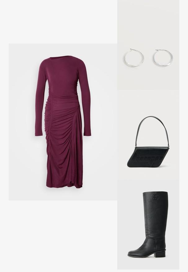 Engansitzendendes langärmliges Kleid in tiefem Mauve, mit einem drapierten Design und geraffter Textur an den Seiten für Dimension und Bewegung.; Schwarze knielange Lederstiefel mit strukturiertem Finish, runder Spitze und niedrigem Blockabsatz. Mit eingeprägtem DKNY-Logo an der äußeren Schaftseite.; Schwarze Leder-Umhängetasche mit dreieckiger Form, geprägt mit Logo und einem einzigen verstellbaren Riemen. Minimalistisches Design mit glatter Textur.; Silberne Metallcreolen mit glatter, leicht gebogener Oberfläche und Klappverschluss vor schlicht weißem Hintergrund.