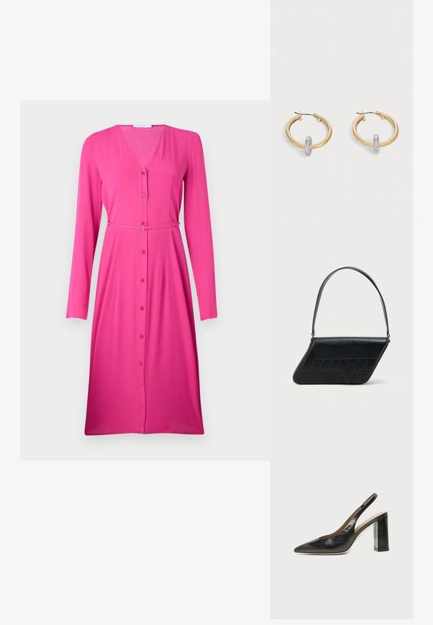 Langharige, roze jurk van een gladde stof. V-halslijn met een knopenrij aan de voorkant en een bijpassende stoffen riem in de taille.; Zwarte leren slingback schoen met spits toelopend neusje, hoge blokhak en beige binnenvoering tegen een effen lichte achtergrond.; Zwarte leren schoudertas met een driehoekige vorm, geperst logo en een enkele verstelbare riem. Minimalistisch ontwerp met een gladde textuur.; Paar goudkleurige creolen met kleine zilverkleurige lusdetail op elk, weergegeven tegen een lichtgrijze achtergrond.