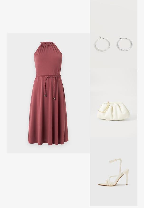 Robe midi sans manches couleur rose poudré avec encolure froncée et ceinture tressée nouée à la taille.; Sandales à talons hauts beiges avec un bout pointu, comportant trois brides à l'avant et une fine bride à la cheville avec une boucle. Texture lisse, design minimaliste.; Sac à main en cuir blanc avec un design plissé, doté d'une bandoulière en chaîne dorée et d'une forme arrondie. Texture lisse avec des plis doux et sans motifs.; Boucles d’oreilles créoles en métal argenté avec une surface lisse légèrement incurvée et des fermoirs à clapet sur un fond blanc uni.
