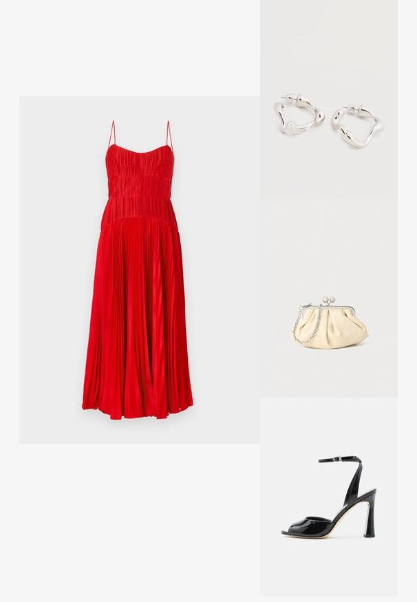 Robe plissée rouge avec un corsage ajusté et des bretelles spaghetti, dotée d'une jupe fluide qui arrive à mi-mollet. Texture lisse.; Sandale à talon haut en cuir verni noir avec bout ouvert et fine bride à la cheville avec boucle sur fond blanc.; Pochette en cuir beige plissé avec un cadre en métal argenté, dotée de deux fermoirs ronds décoratifs et d'une chaîne en argent.; Boucles d'oreilles créoles en métal argenté de forme irrégulière avec fermoirs à tige, posées sur une surface blanche unie.