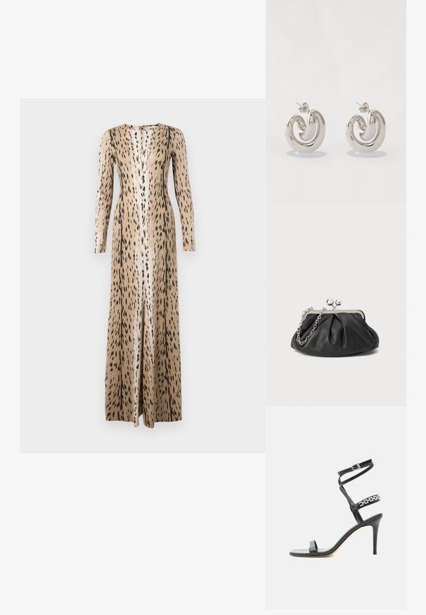 Robe maxi beige à manches longues avec un motif animalier noir à pois et une légère fente centrale sur le devant.; Sandale noire à talon haut avec fine bride à la cheville, bride médiane décorée de maillons de chaîne argentés, et design à bout ouvert.; Porte-monnaie en cuir noir avec texture froncée, cadre en métal argenté, fermeture à verrouillage kiss-lock et bandoulière en chaîne. Surface lisse et douce.; Boucles d'oreilles en métal argenté avec un design tourbillonnant, présentant des surfaces lisses et une finition polie, maintenues par un fermoir en papillon.