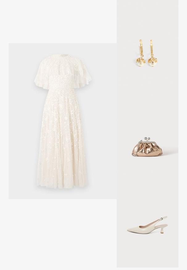 Robe de soirée longue en ivoire avec un corsage ajusté et une jupe évasée. Présente un voile en dentelle de cape avec des volants et des embellissements floraux sur l'ensemble.; Chaussure slingback couleur crème à bout pointu avec un petit talon bas incurvé et une bride réglable à boucle.; Petit sac pochette métallique dorée avec fermoir argenté et chaîne sur un fond clair uni.; Boucles d'oreilles créoles en or avec des perles blanches pendantes serties d'or et de petits cristaux clairs sur un fond clair uni.