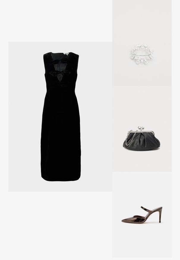 Schwarzes Samtkleid mit ärmellosem Design, runder Ausschnitt und drei strukturierten Schleifenakzenten an der Vorderseite. Mit Reißverschluss hinten.; Glänzender dunkelbrauner Mule mit spitzer Spitze und hohem Absatz mit schmalem Riemen über dem Spann vor weißem, einfachem Hintergrund.; Schwarze Leder-Clutch mit geraffter Textur, silberfarbener Metallrahmen, Druckverschluss und Kettenriemen. Glatte, weiche Oberfläche.; Runder Brosche mit mehreren birnenförmigen, klaren Kristallen, die in einer silberfarbenen Metallbasis gesetzt sind, mit einer Nadelbefestigung auf der Rückseite.