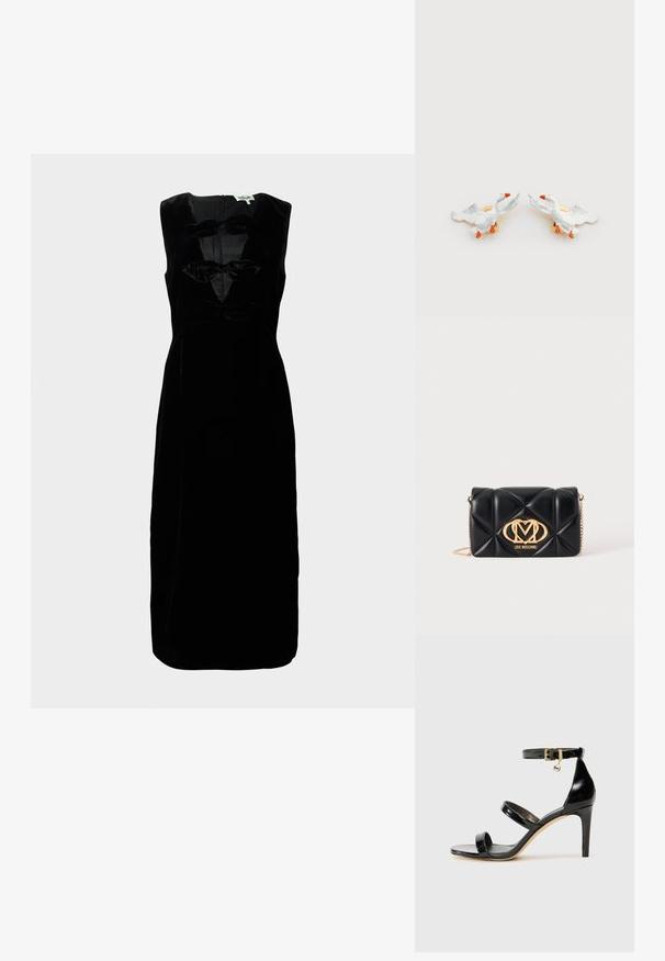 Vestido de terciopelo negro con diseño sin mangas, que presenta un escote redondeado y tres lazos texturizados en la parte delantera. Con cremallera en la parte trasera.; Sandalia de charol negro con tres correas, hebilla en el tobillo y tacón de aguja de 10 cm. Presenta detalles de hardware en oro y un charm con el logo.; Bolso de mano negro acolchado de cuero con correa de cadena dorada y logotipo dorado de Love Moschino en el centro delantero.; Pendientes de cerámica en forma de pato con cuerpos blancos, picos naranjas y herrajes de tono dorado, con alas elevadas y texturas detalladas.