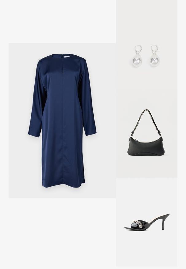 Marineblaues Satinkleid mit langen Ärmeln, hohem Ausschnitt und Reißverschluss am Rücken. Verfügt über seitliche Schlitze für Bewegungsfreiheit und eine schlanke Silhouette.; Schwarzer Lackleder High-Heel Mule mit offenem Zehenbereich und dekorativen silbernen Anhängern, darunter eine Blume und ein Vorhängeschloss am vorderen Riemen.; Schwarze Lederschultertasche mit gewölbter rechteckiger Form, goldener Kette, die in den geflochtenen schwarzen Riemen eingewebt ist, und Reißverschlussverschluss oben.; Silberne Tropfenohrringe mit glatten, runden, reflektierenden Oberflächen, die an Hakenverschlüssen hängen. Der Hintergrund ist reinweiß.