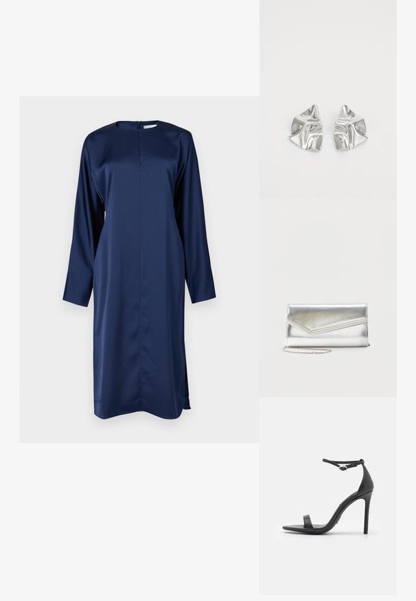 Marineblauwe satijnen jurk met lange mouwen, een hoogsluitende hals en een rits aan de achterkant. Voorzien van zijsplitten voor bewegingsvrijheid en een gestroomlijnde silhouet.; Zwarte hoge hakken sandalen met een open teen, dunne banden en een enkelsluiting. Gladde leren textuur met een puntige neus.; Glanzende zilveren clutch met envelopvormige klep en decoratieve rand, klein zilveren kettingriempje, op een effen lichte achtergrond.; Zilveren metalen oorbellen met een golvend, sculpturaal ontwerp, voorzien van een gepolijste afwerking en onregelmatige vormen, die een hedendaagse esthetiek benadrukken.