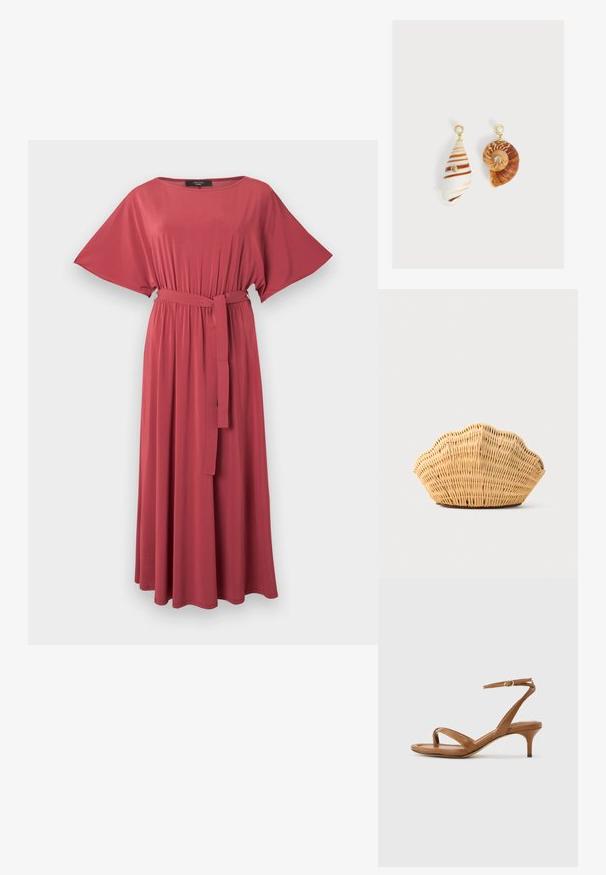 Robe longue fluide rose rougeâtre avec manches courtes larges, taille froncée et ceinture assortie nouée à l'avant.; Sandale en cuir marron avec lanières, talon bas en forme de petit escarpin et bride à la cheville avec une petite boucle, vue de côté sur un fond uni.; Sac à main en rotin tissé en forme de coquille Saint-Jacques de couleur brun clair naturel avec des bords arrondis et texturés.; Boucles d'oreilles asymétriques avec pendentifs en coquillages, clous dorés avec dessus en perle et petites pierres précieuses transparentes incrustées sur chaque coquillage.