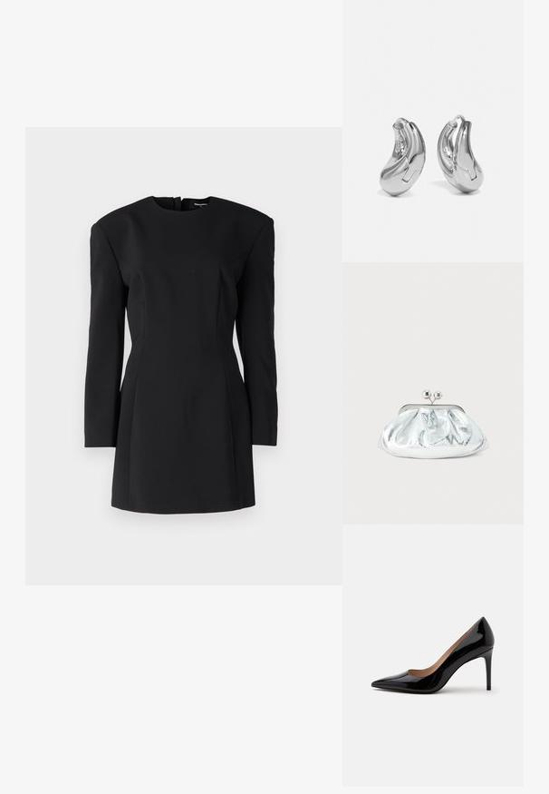 Robe noire structurée avec des manches longues, un col montant et des épaulettes prononcées. Silhouette ajustée se rétrécissant vers un ourlet court. Texture lisse.; Escarpin en cuir verni noir à talon haut avec bout pointu et talon aiguille, présenté de profil sur un fond blanc uni.; Petit sac pochette métallique argenté avec un design arrondi et froncé, fermeture à clip avec deux boules argentées.; Boucles d'oreilles en argent en forme de créoles avec une finition incurvée et brillante, et un design sans couture. Équipées d'une fermeture à charnière pour un port sécurisé.