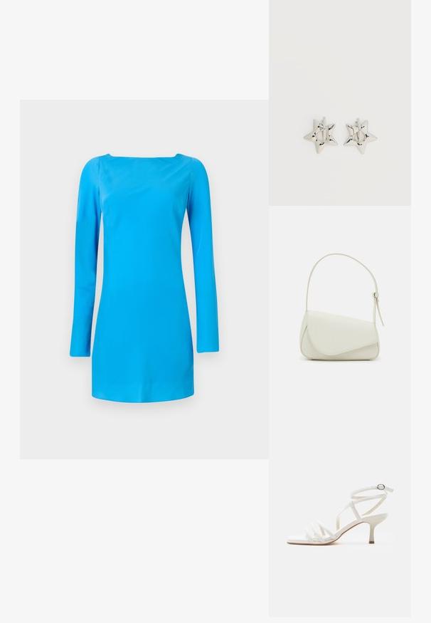 Robe longue bleue à manches longues avec un décolleté carré. Fabriquée en tissu lisse et brillant, avec une silhouette ajustée et un minimum de détails.; Sandale blanche pour femme avec talons fins, trois brides à l'avant et une sangle autour de la cheville avec une boucle argentée.; Sac à main en cuir synthétique blanc avec une forme triangulaire structurée, une bandoulière unique réglable et un rabat à courbes accentuées.; Boucles d’oreilles créoles en forme d’étoile argentée avec une finition lisse et polie sur un fond blanc uni.