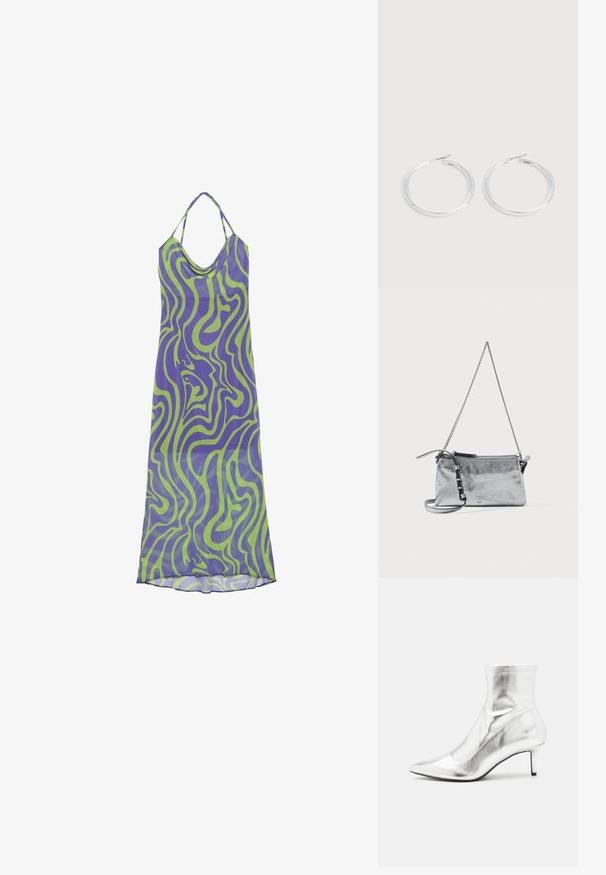 Paarse en groene jurk met een spiraalpatroon, voorzien van een boothals en halterbandjes, gemaakt van lichte stof, met een lange, vloeiende uitstraling.; Zilverkleurige metallic enkelboot met een spitse neus en een smalle hak. Beschikt over een strakke pasvorm en een gladde, glanzende textuur. Naadaccenten aan de bovenkant.; Zilveren metallic clutch bag met een gestructureerde afwerking, ritssluiting en afneembare ketting schouderband. Voorzien van een klein logo accent.; Een paar glanzende zilveren oorringen met dunne draadafsluitingen, getoond op een lichtgrijze achtergrond.