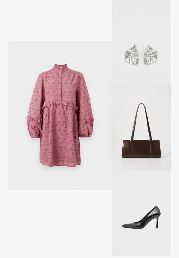 Roze lange-mouwen jurk met een geruffelde kraag, knoopsluiting en bloemmotief met opengewerkt patroon, voorzien van een gelaagd ontwerp en brede mouwen.; Zwarte lakleren damesschoen met hoge hak, puntige neus en smalle hak op een effen lichte achtergrond.; Bruine lakleren handtas met een rechthoekige vorm, twee lange handvatten en subtiele gebogen accenten aan de voorkant.; Zilveren metalen oorbellen met een golvend, sculpturaal ontwerp, voorzien van een gepolijste afwerking en onregelmatige vormen, die een hedendaagse esthetiek benadrukken.