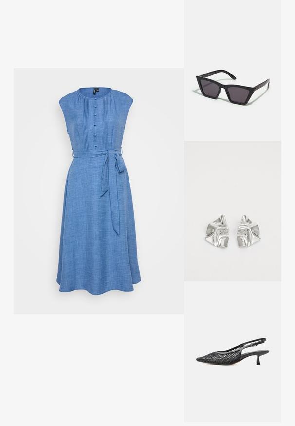 Blauwe chambray jurk met korte mouwen, knopen aan de voorkant en een tailleband. Heeft verticale plooien voor textuur en een uitlopende zoom.; Zwart gaas slingback schoen met puntige neus, kittenhak en verstelbare enkelband met gesp op een witte achtergrond.; Zwarte, hoekige zonnebril met grijze lenzen; gemaakt van plastic, met dikke armen met een gladde oppervlakte en zonder zichtbare hardware.; Zilveren metalen oorbellen met een golvend, sculpturaal ontwerp, voorzien van een gepolijste afwerking en onregelmatige vormen, die een hedendaagse esthetiek benadrukken.