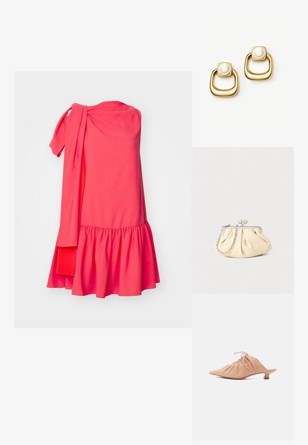 Roksanda SOLENNE DRESS - Koktailové šaty/večierkové šaty - light hibiscus/deep sienna; Dámsky mule béžovej farby z kože so špicatou špičkou, zdobeným vrchom, sťahovacou šnúrkou a nízkym opätkom typu kitten na bielom pozadí.; Zhlý béžový kožený klobúk so strieborným kovovým rámom, ktorý má dve okrúhle dekoratívne zámky a strieborný reťazový popruh.; Náušnice v zlatom tóne so štvorcovými vrchnými časťami, na ktorých sú veľké biele perly, a hrubými, zaoblenými, otvorenými štvorcovými kruhmi pod nimi.