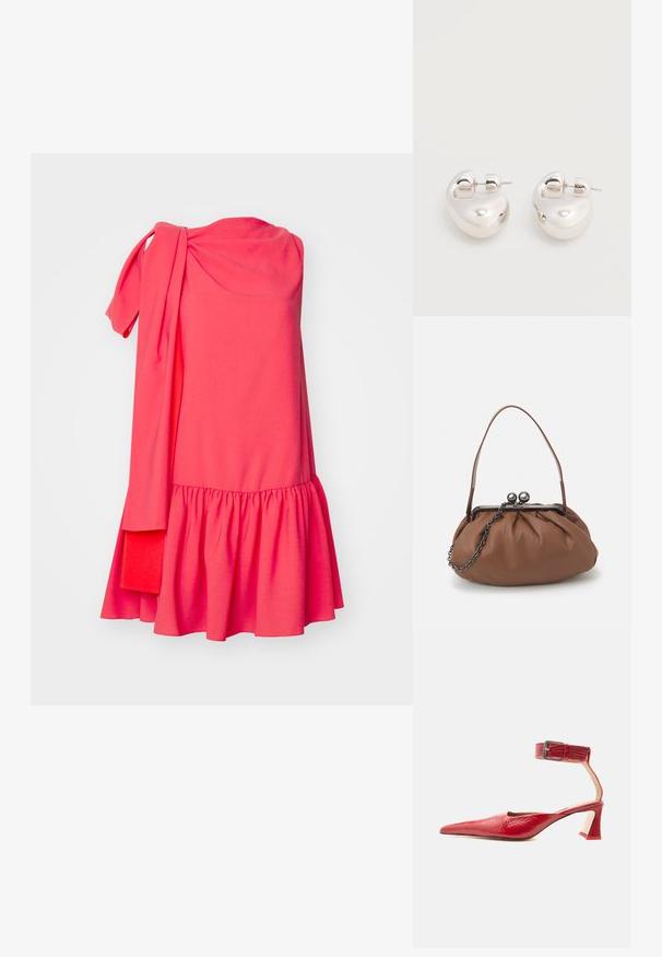 Roksanda SOLENNE DRESS - Juhlamekko - light hibiscus/deep sienna; Punainen nahkainen, kärjest terävä korkokenkä, jossa on teksturoidulla nilkkaremmi ja hopeinen solki kaarevalla paksulla korolla, kuvattuna sivuprofiilissa.; Ruskea nahkakäsilaukku, jossa on rypytetty muotoilu, lyhyt nahkahandling ja ketjuhihna. Varustettu hopeisella metallisoljella, jossa on kaksi pyöreää yksityiskohtaa.; Pari kiiltäviä hopeisia paksuja rengaskorvakoruja, joissa on tikkulukot, valkoisella taustalla.