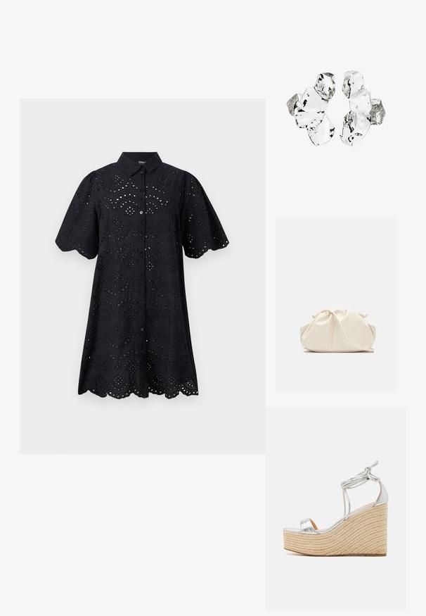 Zwarte shirtjurk met korte mouwen, voorzien van geborduurd oogjespatroon, golfzoom en knoopsluiting aan de voorkant. Zachte stof met een gestructureerde afwerking.; Zilverkleurige metallic wiggen sandalen met een jute touw platform, voorzien van een dunne enkelband en een brede teenband voor ondersteuning.; Zachte, crèmekleurige leren clutch met geplooid, gerimpeld ontwerp en een dunne schouderriem die vooraan op een effen achtergrond ligt.; Cluster van zes onregelmatig gevormde, doorschijnende en reflecterende glasachtige stukken die zijn gerangschikt op een witte achtergrond.