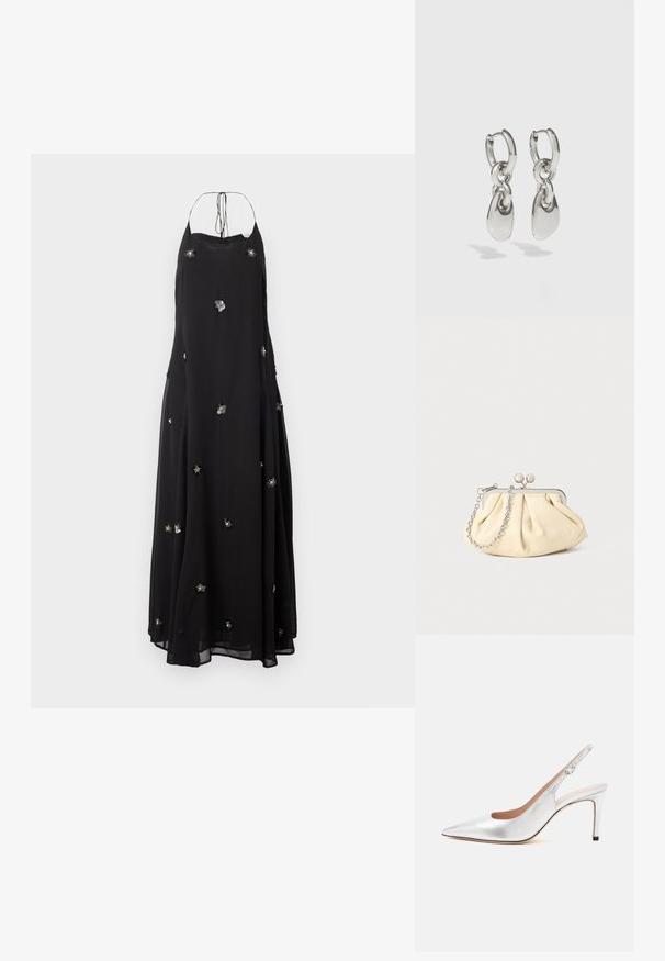 Schwarzes, fließendes Maxikleid aus leichtem Stoff. Hat florale Verzierungen und ein Halterneck-Design mit verstellbaren Bindebändern.; Silberner Slingback-Pumps mit spitzer Kappe, Schnallenriemen und schlankem, mittelhohem Absatz.; Faltige beigefarbene Ledertasche mit einem silbernen Metallrahmen, ausgestattet mit zwei runden dekorativen Verschlüssen und einem silbernen Kettenriemen.; Silberne Creolen mit verlängerten ovalen Gliedern, die eine polierte Oberfläche und einen strukturierten Anhänger aufweisen. Einfaches Design mit glatten Kanten.