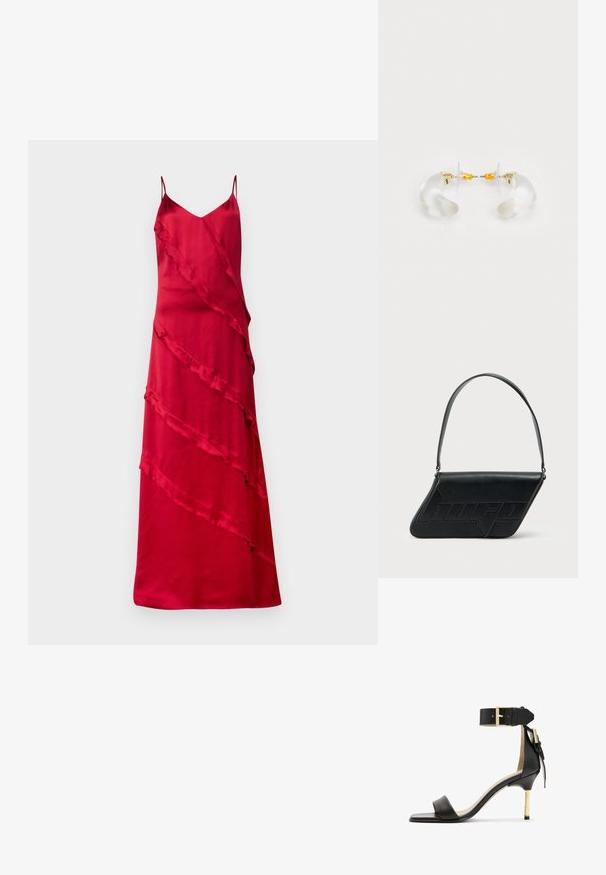 Rode satijnen slipdress met dunne bandjes, een V-hals en asymmetrische ruches die diagonaal over de voorkant vallen.; Zwarte leren sandalen met hak en vierkante neus, enkelband met een gouden gesp en een slanke metalen hak. Soepele textuur, minimalistisch ontwerp.; Zwarte leren schoudertas met een driehoekige vorm, geperst logo en een enkele verstelbare riem. Minimalistisch ontwerp met een gladde textuur.; Heldere acryl oorringen met gouden accenten, met een gebogen ontwerp en transparante sluiting. Gladde textuur, minimalistische stijl.