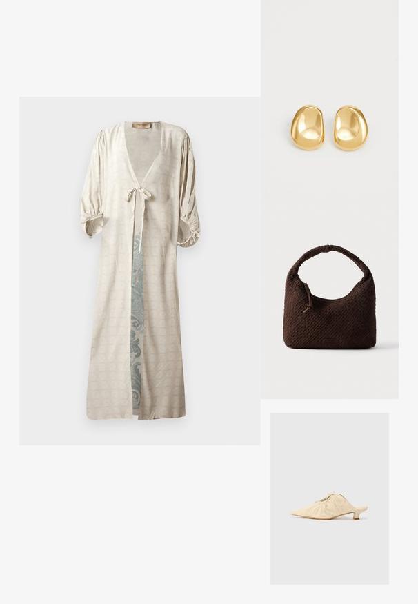 Seidiger, cremefarbener Kimono-Robenstil mit tiefem V-Ausschnitt, tailliertem Gürtel und gepufften Ärmeln. Besitzt ein aufwendiges, teal-farbenes Muster im Inneren.; Cremefarbener Leder-slipper mit spitzem Vorderteil, gerafftem Detail an der Vorderseite und einem kurzen Blockabsatz.; Braune gewebte Handtasche mit rundem Griff, gefertigt aus strukturiertem Material. Verfügt über einen Reißverschluss und ein kleines Logo-Detail.; Goldfarbene Ohrstecker mit einer glatten, runden Form und einer reflektierenden Oberfläche, die ein minimalistisches Design ohne sichtbare Muster zeigen.