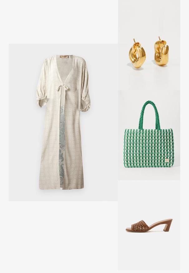 Seidiger, cremefarbener Kimono-Robenstil mit tiefem V-Ausschnitt, tailliertem Gürtel und gepufften Ärmeln. Besitzt ein aufwendiges, teal-farbenes Muster im Inneren.; Brauner gewebter Open-Toe-Mule mit Blockabsatz und Slip-On-Design auf schlichtem weißen Hintergrund.; Grün-weiße gewebte Tragetasche mit strukturierter rechteckiger Form, strukturiertem Finish und zwei stabilen Griffen. Besitzt ein Logotag an der Seite.; Fette goldene Creolen mit einem leicht verdrehten, röhrenförmigen Design und Steckverschlüssen auf einem weißen Hintergrund.