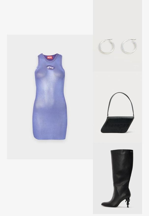 Robe en maille côtelée violette avec un col rond et détail de découpe en forme de clé. Design élégant et cintré. Nom de la marque affiché sur l'étiquette.; Botte noire à mi-mollet en cuir lisse. Elle possède un bout pointu et un talon sculptural distinctif avec un accent décoratif.; Sac d'épaule en cuir noir de forme triangulaire, avec un logo embossé et une seule bandoulière réglable. Design minimaliste avec une texture lisse.; Paire de boucles d'oreilles créoles moyennes argentées brillantes avec de fines attaches métalliques sur un fond clair et neutre.