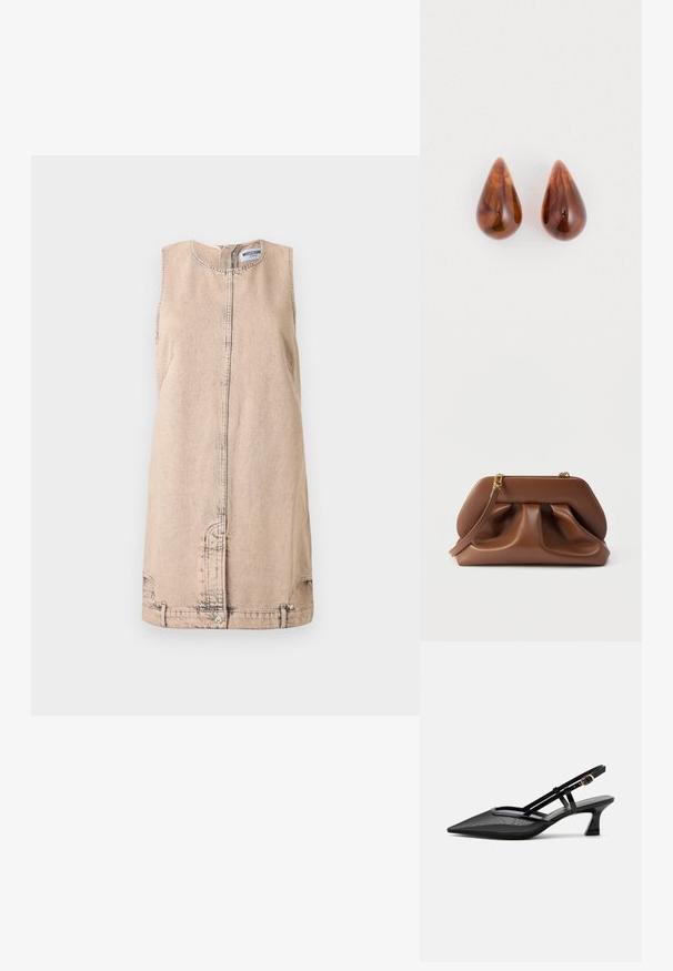 Robe mini en jean beige sans manches avec coutures apparentes, fermeture par boutons-pression à l'avant et col rond, par Moschino.; Chaussure slingback noire à bout pointu avec tige en mesh, fines brides, boucle dorée et petit talon incurvé sur fond blanc.; Pochette en cuir marron avec design froncé, quincaillerie dorée et bracelet amovible, sur fond blanc.; Une paire de boucles d'oreilles en forme de goutte d'eau, brillantes et marron, avec de subtils motifs plus foncés, sur un fond blanc.