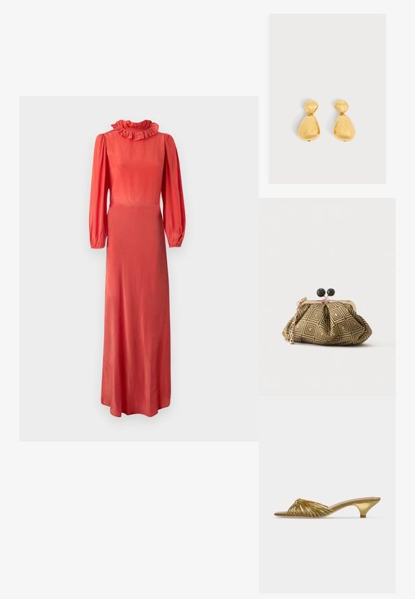 Robe corail à manches longues avec un col volanté, un buste ajusté et une jupe fluide. Tissu lisse et éclat subtil. Design minimaliste.; Mule dorée à bout ouvert avec lanières, petit talon kitten et design noué sur fond blanc uni.; Petite pochette avec motif géométrique doré et noir, cadre en métal doré, fermeture à boule noire et une courte chaîne dorée.; Paire de boucles d'oreilles dorées brillantes en forme de goutte, avec une petite pièce arrondie en haut reliée à une pièce plus grande en forme de poire en bas.