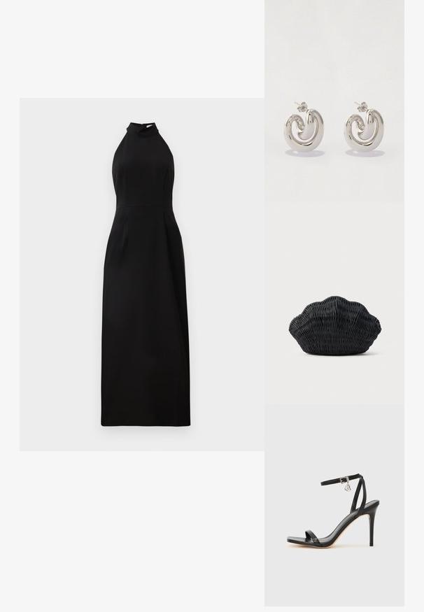Mouwloze zwarte maxi-jurk met een hoge halslijn en aansluitend lijfje. Soepele stof met een subtiele glans en ritssluiting aan de achterkant.; Zwarte sandaal met hoge hak, smalle enkelband, vierkante neus, soepel leermateriaal en metalen gespsluiting.; Zwarte gevlochten handtas in de vorm van een sint-jakobsschelp met een gebogen bovenkant en een geweven textuur op een effen achtergrond.; Zilveren metalen oorbellen met een gedraaide ontwerp, met gladde oppervlakken en een gepolijste afwerking, beveiligd met een vlindersluiting.