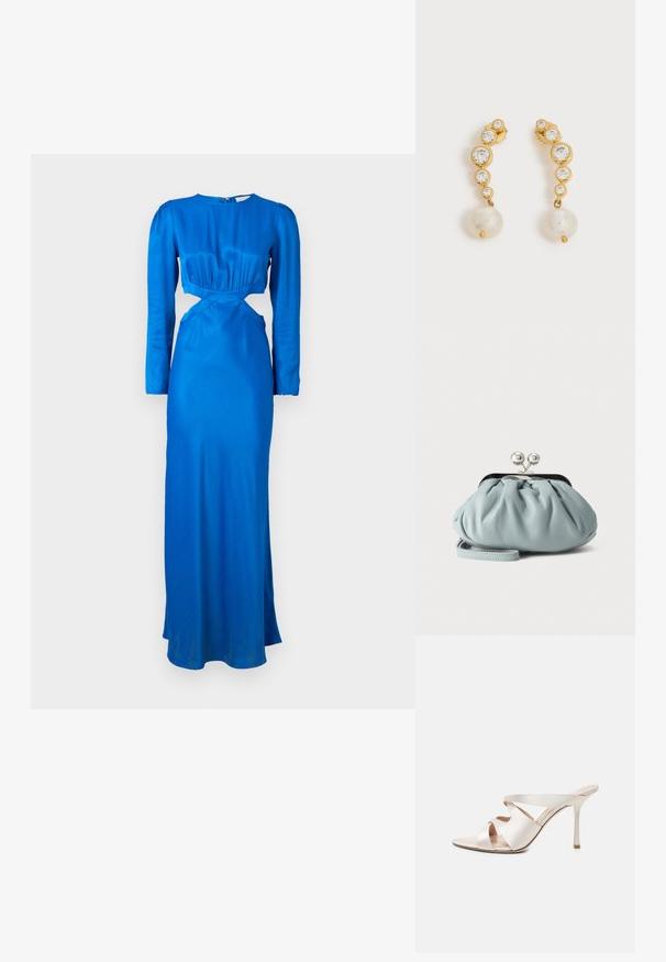 Langärmliges, leuchtend blaues Kleid aus glattem Stoff. Verfügt über ein Cut-out-Detail in der Taille und ein tailliertes Oberteil mit gerafften Akzenten.; Beiger High-Heeled Mule mit spitzer Schuhspitze, schlankem Stilettabsatz und drei breiten Lederriemen über dem Fuß.; Kleine hellblaue Leder-Münztasche mit silbernem Metall-Kissenschloss und kurzem Handgelenksriemen vor einfarbigem Hintergrund.; Goldene Ohrringe mit vier klaren runden Edelsteinen in absteigender Größe und jeweils einer einzelnen hängenden weißen Perle vor weißem Hintergrund.