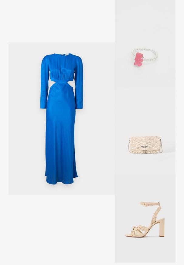 Langärmliges, leuchtend blaues Kleid aus glattem Stoff. Verfügt über ein Cut-out-Detail in der Taille und ein tailliertes Oberteil mit gerafften Akzenten.; Beige Sandalette mit hohen Absätzen, geflochtenen Riemen, Knöchelriemen mit Schnalle, offener Zehenpartie und Blockabsatz vor einem schlichten hellgrauen Hintergrund.; Beige gewebte Clutch-Tasche mit Klappe, Metallkettenriemen und kleiner silberner flügelförmiger Verzierung vorne.; Der silberne Ring verfügt über ein pinkes Gummibärchen-Motiv in der Mitte, das von einer Reihe kleiner klarer Edelsteine entlang des Ringschwarzs akzentuiert wird.