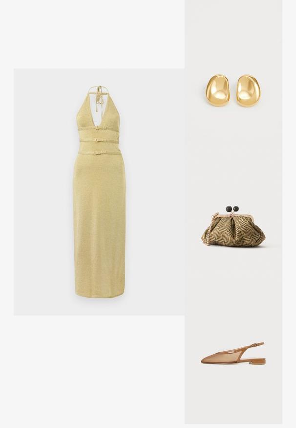 Robe dorée à col halter avec un décolleté en V profond, taille ceinturée et silhouette droite. Fabriquée dans un tissu chatoyant à la texture lisse.; Chaussure plate à bride arrière marron avec bout pointu, fine bride avec boucle et petit talon bloc sur fond blanc.; Petite pochette avec motif géométrique doré et noir, cadre en métal doré, fermeture à boule noire et une courte chaîne dorée.; Boucles d'oreilles en forme de clou de couleur or, avec une forme lisse et arrondie et une surface réfléchissante, mettant en avant un design minimaliste sans motifs visibles.