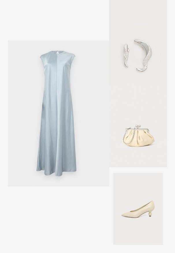 Robe longue jusqu'au sol en satin bleu clair sans manches, avec un col rond et une petite ouverture en forme de trou de serrure à l'arrière, fermée par un bouton.; Escarpin couleur crème à bout pointu avec un talon bas unique en forme de bulbe sur fond blanc uni.; Pochette en cuir beige plissé avec un cadre en métal argenté, dotée de deux fermoirs ronds décoratifs et d'une chaîne en argent.; Deux boucles d'oreilles argentées courbées, l'une plus grande que l'autre, toutes deux ornées de petits cristaux scintillants le long d'un bord.