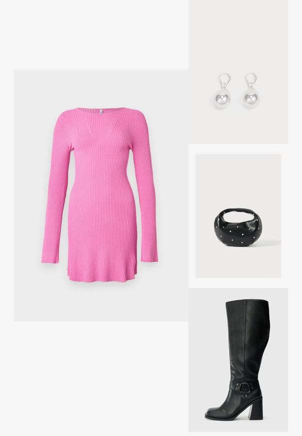 Robe longue rose côtelée à manches longues avec une silhouette ajustée, dotée d'un col en V subtil et de fentes latérales pour faciliter le mouvement.; Bottes en cuir noires arrivant au genou, avec un bout carré, un large talon et une sangle décorative avec des accents métalliques autour de la cheville. Texture lisse.; Sac à main en cuir noir de forme arrondie, décoré de clous argentés et équipé d'une poignée courte. Texture lisse et fermeture éclair.; Boucles d'oreilles en argent en forme de goutte avec des surfaces lisses, rondes et réfléchissantes, suspendues à des fermoirs à ressort. L'arrière-plan est blanc uni.