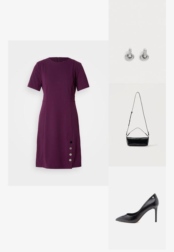 Vestido morado de manga corta con corte a la altura de la rodilla, escote redondo, bolsillo lateral y botones decorativos negros a lo largo de la costura lateral izquierda.; Zapato de tacón alto de cuero negro con punta puntiaguda, con un diseño recortado y un pequeño detalle de logo dorado en el talón.; Bolso cruzado rectangular de cuero negro con correa de hombro ajustable, cremallera superior y pequeño logo dorado de Calvin Klein en el frente.; Par de pequeños pendientes de aro plateados brillantes con base redonda, exhibidos sobre un fondo claro y liso.